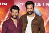 Vicky kaushal pose with Vineet Kumar Singh for Chhaava’s world television premiere