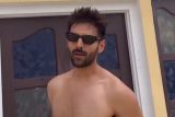 Kartik Aaryan showing Rizz in Rajasthan