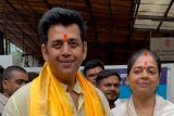 Ravi Kishan spotted visiting mandir