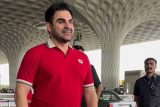 Arbaaz Khan nailing a red t-shirt at the airport