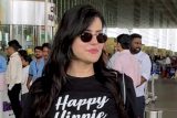 How cool is Zareen Khan’s tee