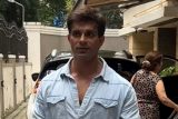 Karan Singh Grover looks dashing in denims