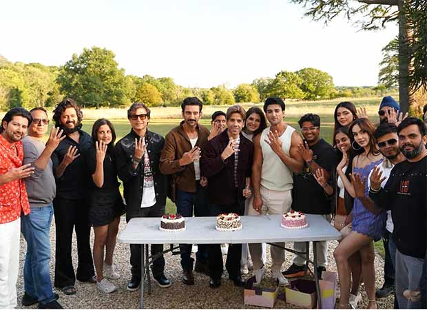 Masti 4 wraps up shoot with laughter and cake; Tusshar Kapoor joins the cast in the celebration