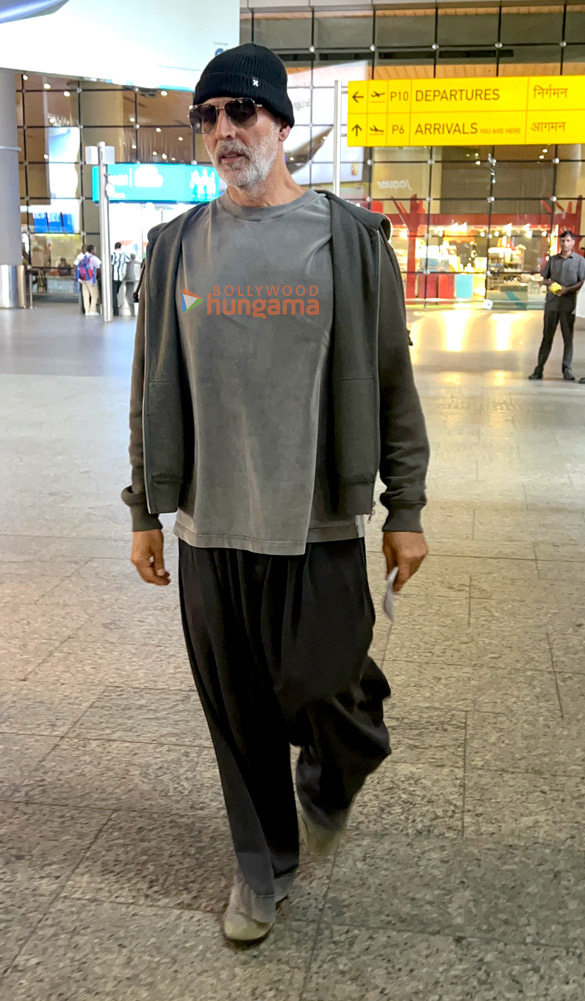 photos akshay kumar snapped at the airport 1 5