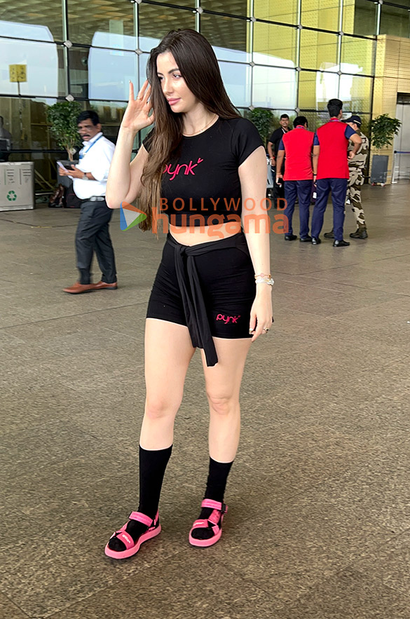 photos allu arjun and giorgia andriani snapped at the airport 2