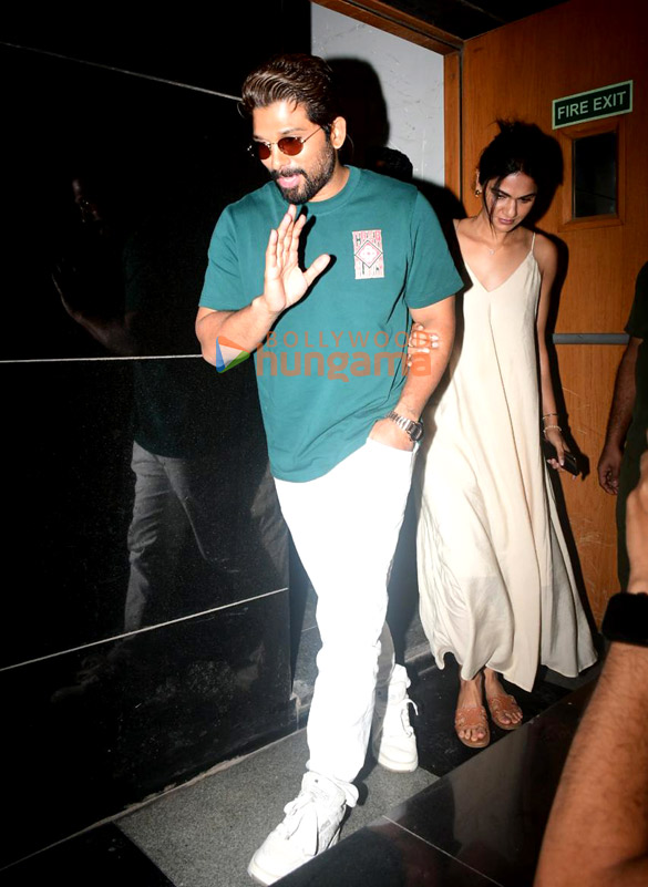 photos allu arjun with wife and kids snapped outside a restaurant in bkc 4