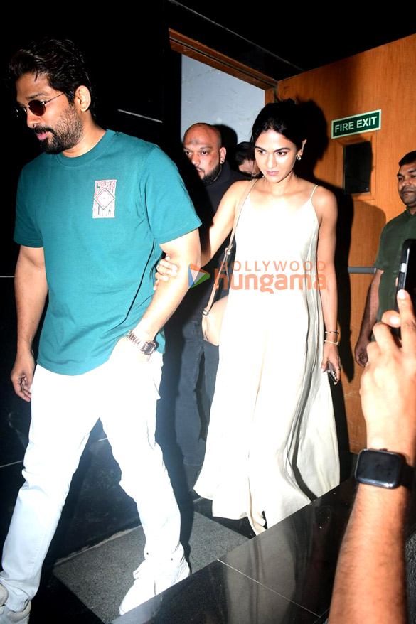 photos allu arjun with wife and kids snapped outside a restaurant in bkc 5