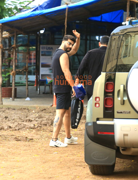 Photos: Arjun Kapoor snapped in Bandra Photos: Arjun Kapoor snapped in Bandra