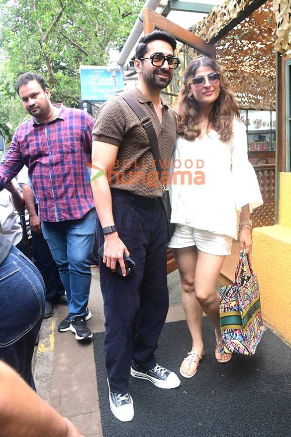 photos ayushmann khurrana snapped with wife tahira kashyap outside a restaurant in bandra 4