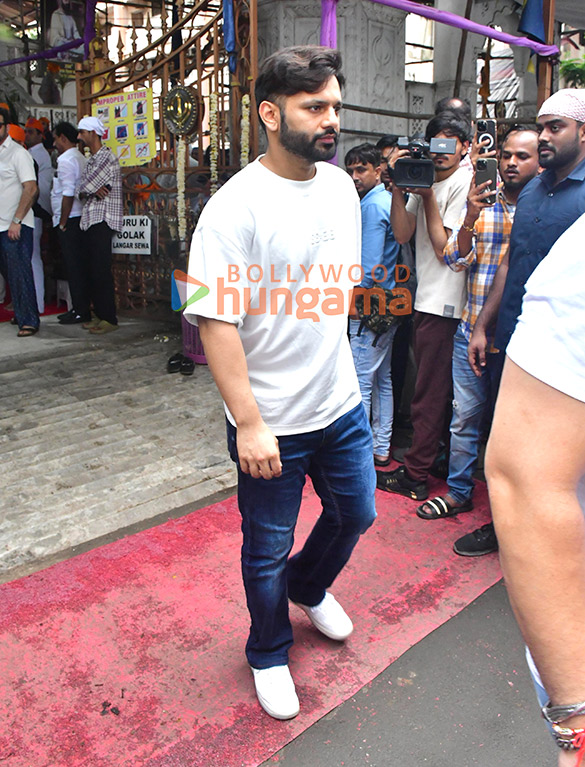 photos bobby deol daisy shah and others attend late sundar singh jollys prayer meet 11
