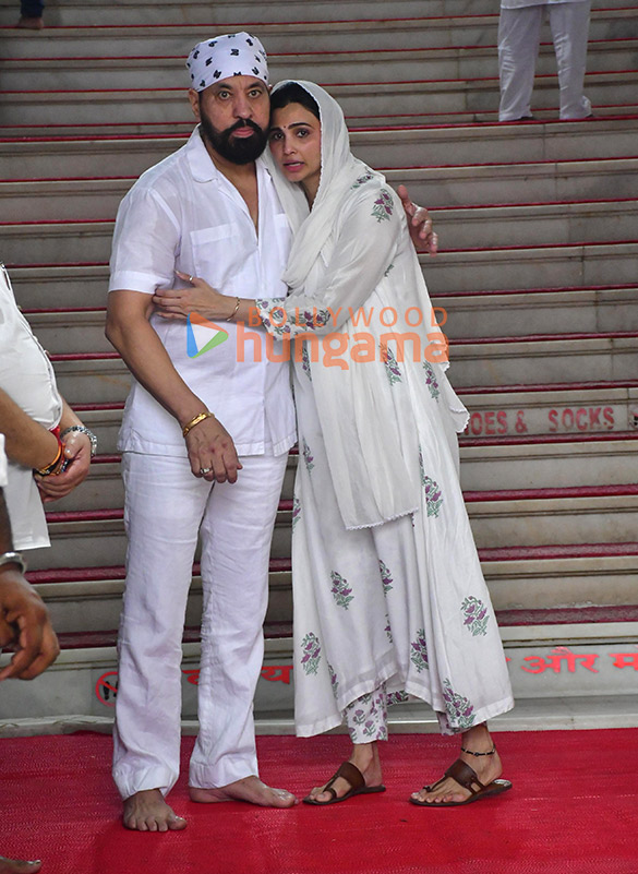 photos bobby deol daisy shah and others attend late sundar singh jollys prayer meet 2