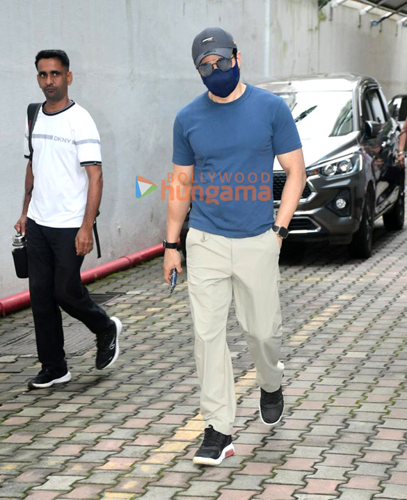 Photos: Emraan Hashmi snapped in Bandra Photos: Emraan Hashmi snapped in Bandra
