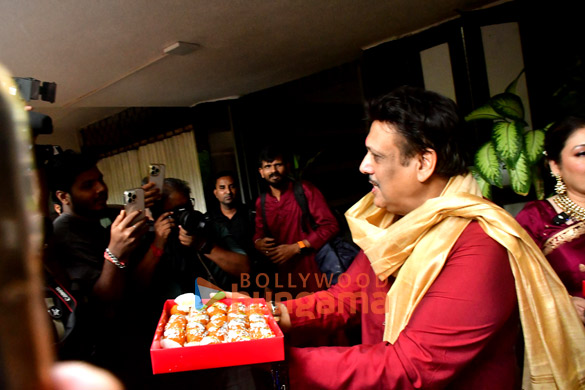 photos govinda sunita ahuja and yashvardhan ahuja welcome ganpati at their residence 5