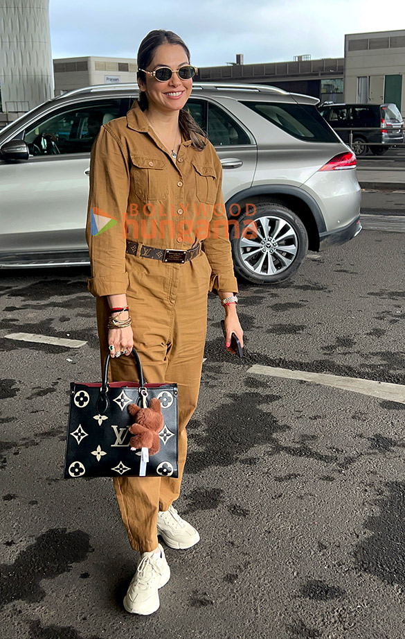 photos isha koppikar ameesha patel and zareen khan snapped at the airport 1