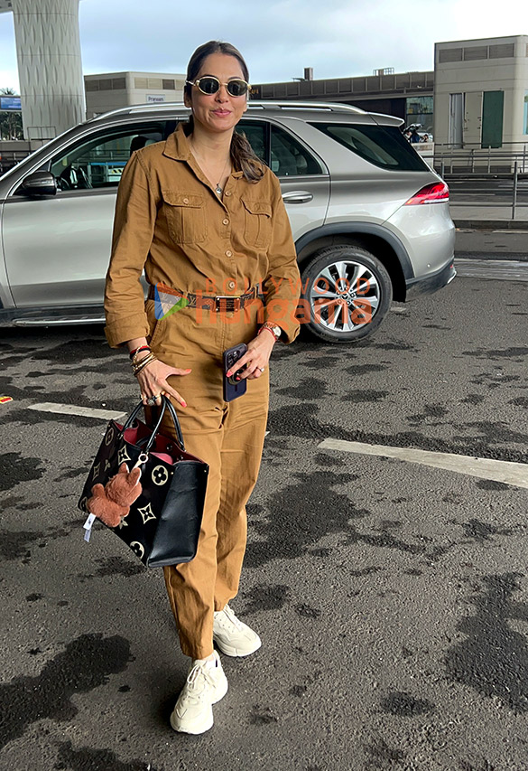 photos isha koppikar ameesha patel and zareen khan snapped at the airport 4