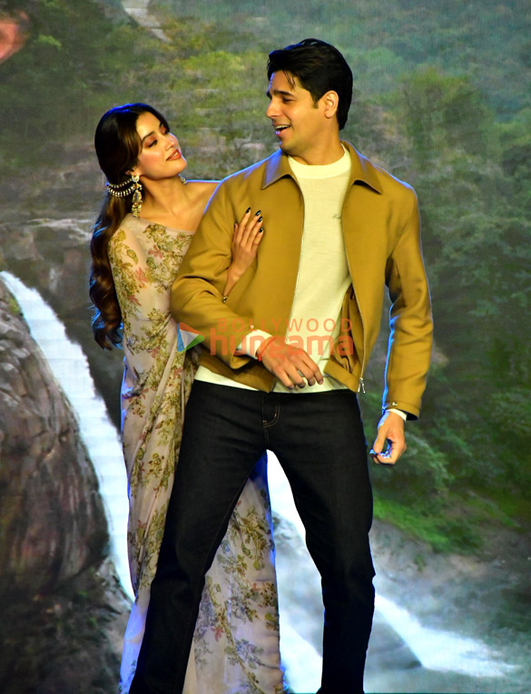 photos janhvi kapoor sidharth malhotra sonu nigam shreya ghoshal and others grace the music launch of param sundari 5