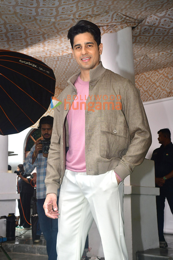 photos janhvi kapoor and sidharth malhotra snapped promoting param sundari on the sets of the kapil sharma show 1