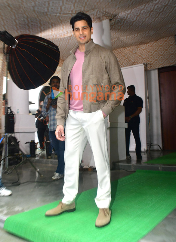 photos janhvi kapoor and sidharth malhotra snapped promoting param sundari on the sets of the kapil sharma show 6