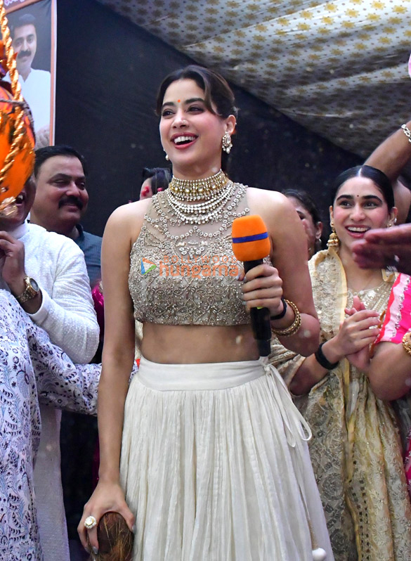 photos janhvi kapoor attends the dahi handi celebrations in ghatkopar 3
