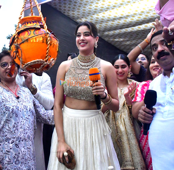 photos janhvi kapoor attends the dahi handi celebrations in ghatkopar 4