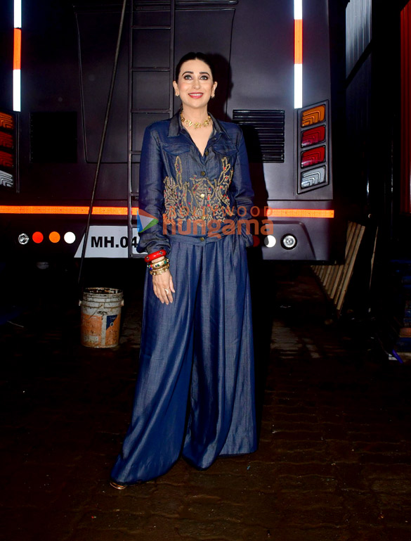photos karisma kapoor and shilpa shetty snapped on sets of super dancer 5 6