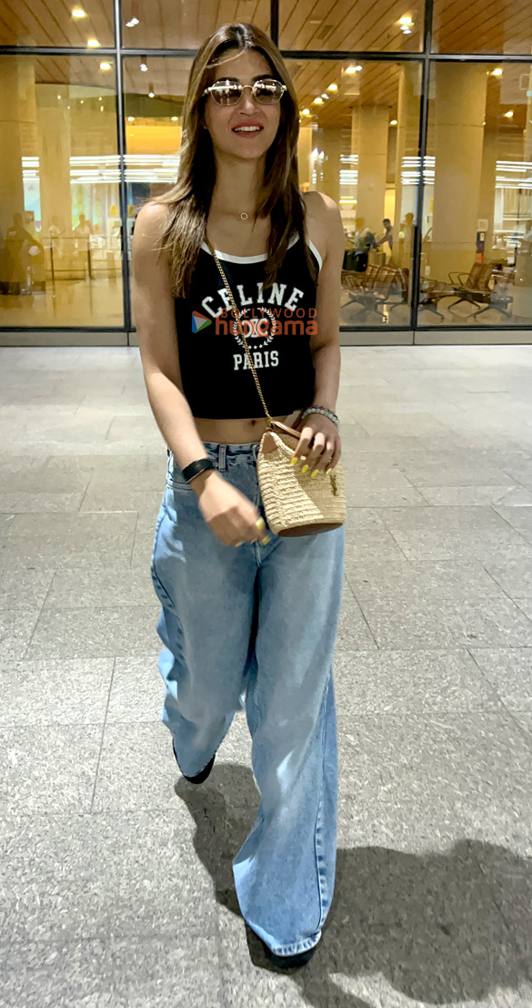 Photos: Kriti Sanon snapped at the airport Photos: Kriti Sanon snapped at the airport