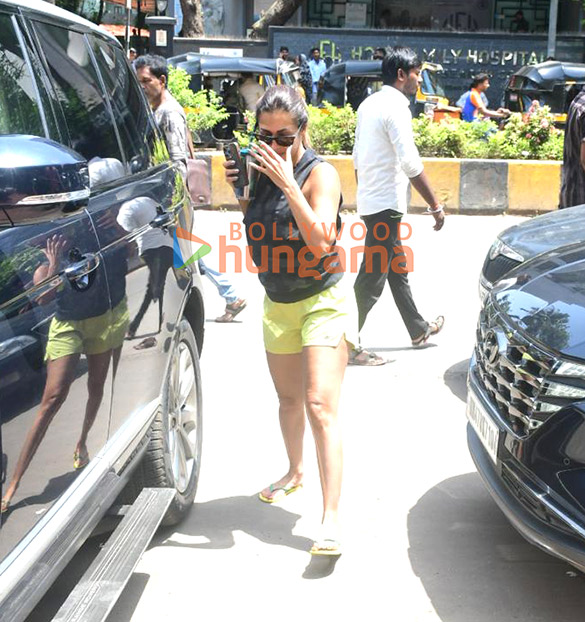 photos malaika arora snapped outside diva yoga in bandra 3 97