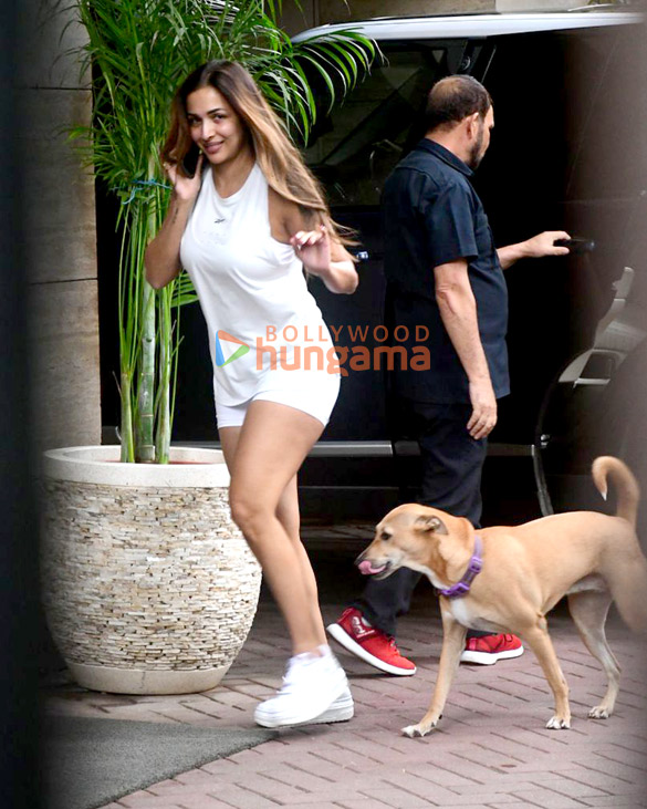 photos malaika arora snapped outside her residence in khar 6 3
