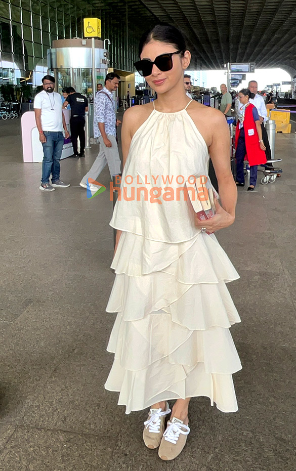 Photos: Mouni Roy, Chitrangda Singh and Karisma Kapoor snapped at the airport Photos: Mouni Roy, Chitrangda Singh and Karisma Kapoor snapped at the airport