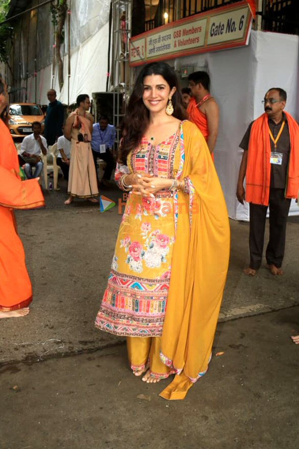 photos nimrat kaur snapped at gsb ganpati pandal 4