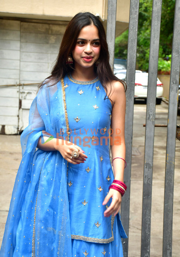 photos nitanshi goel snapped outside govindas residence in juhu 3