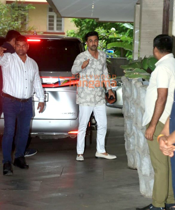 photos rakul preet singh jackky bhagnani bhushan kumar and others at bhagnani house for ganpati darshan in bandra 19