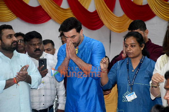 photos ranbir kapoor and neetu singh snapped during ganpati visarjan 3