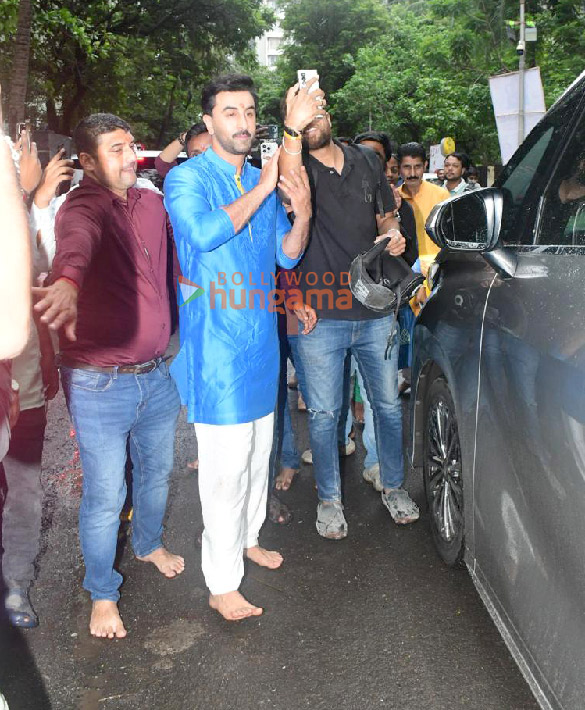 photos ranbir kapoor and neetu singh snapped during ganpati visarjan 6
