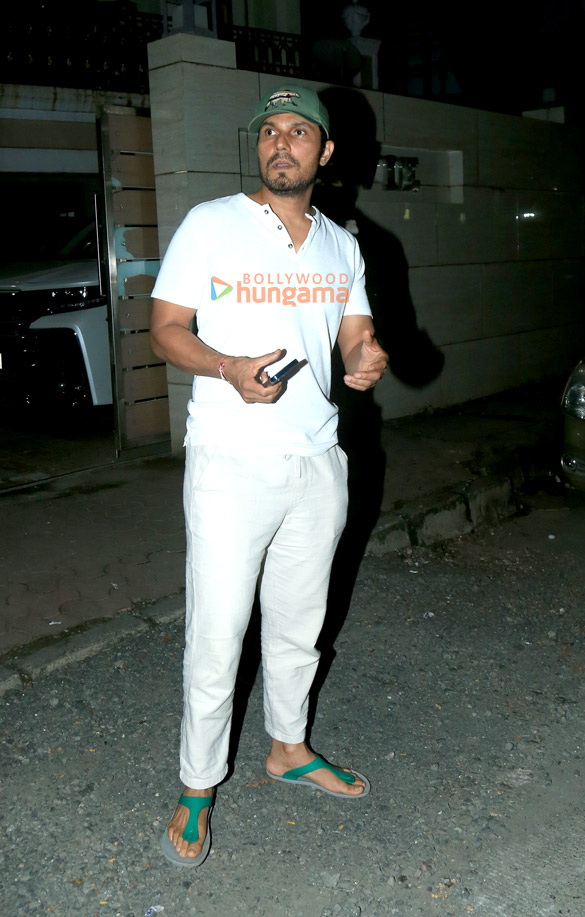 Photos: Randeep Hooda snapped in Bandra Photos: Randeep Hooda snapped in Bandra