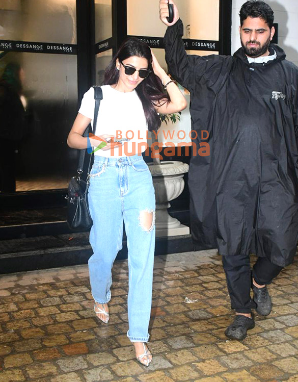 Photos: Samantha Ruth Prabhu snapped outside a salon in Bandra Photos: Samantha Ruth Prabhu snapped outside a salon in Bandra