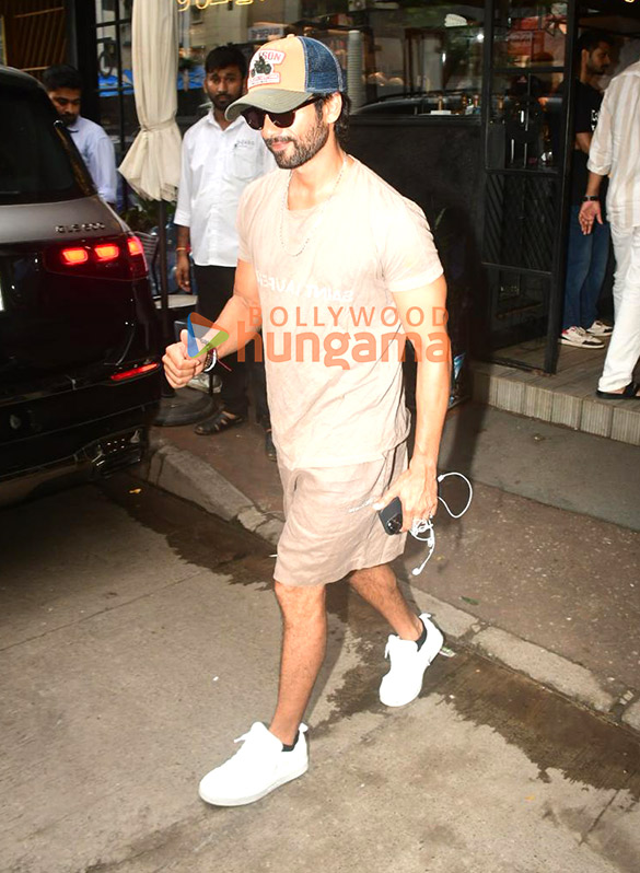 photos shahid kapoor spotted outside a cafe in bandra 2 2