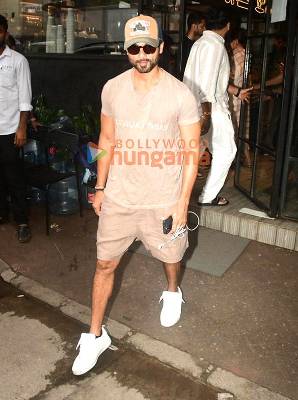 photos shahid kapoor spotted outside a cafe in bandra 3 2