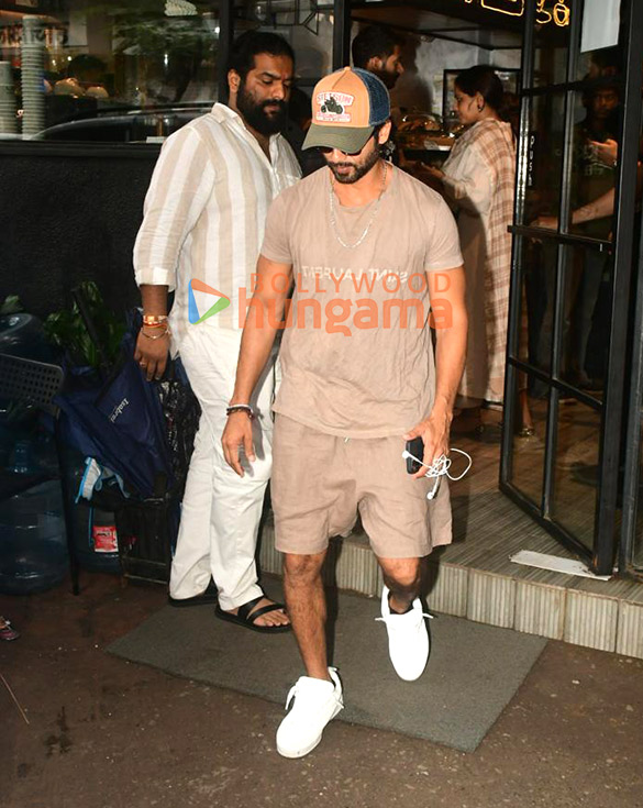 photos shahid kapoor spotted outside a cafe in bandra 4 2
