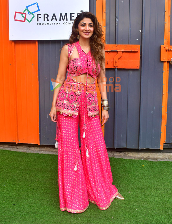 photos shilpa shetty snapped on sets of super dancer 5 6