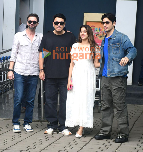 photos sidharth malhotra janhvi kapoor and dinesh vijan snapped at kalina airport as they leave for param sundari promotions in jaipur 4