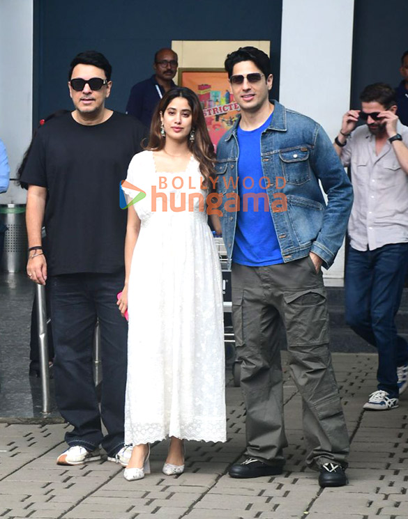 photos sidharth malhotra janhvi kapoor and dinesh vijan snapped at kalina airport as they leave for param sundari promotions in jaipur 5