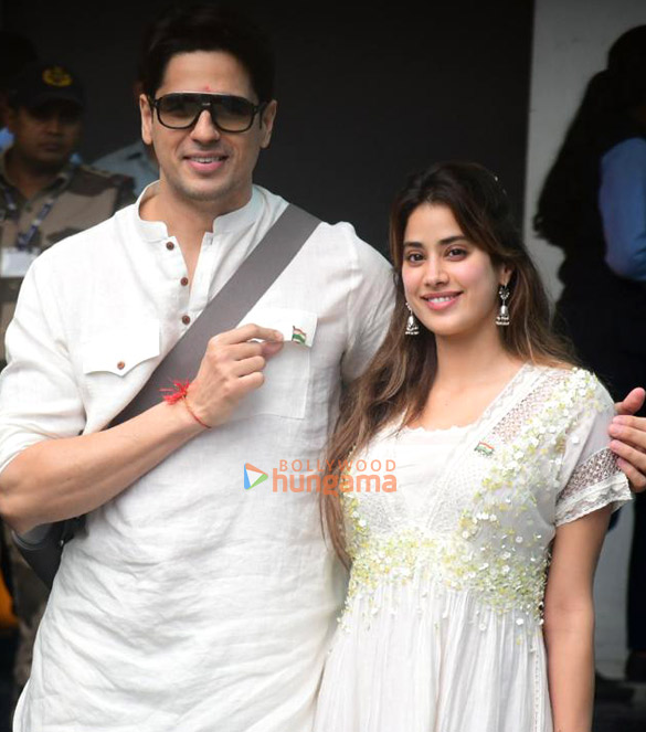 Photos: Sidharth Malhotra, Janhvi Kapoor return from Tirupati after Param Sundari promotions Photos: Sidharth Malhotra, Janhvi Kapoor return from Tirupati after Param Sundari promotions