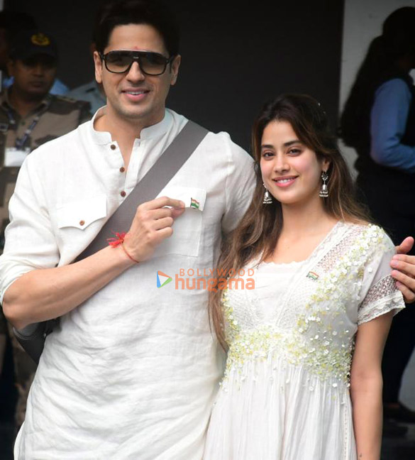 photos sidharth malhotra janhvi kapoor return from tirupati after param sundari promotions 3