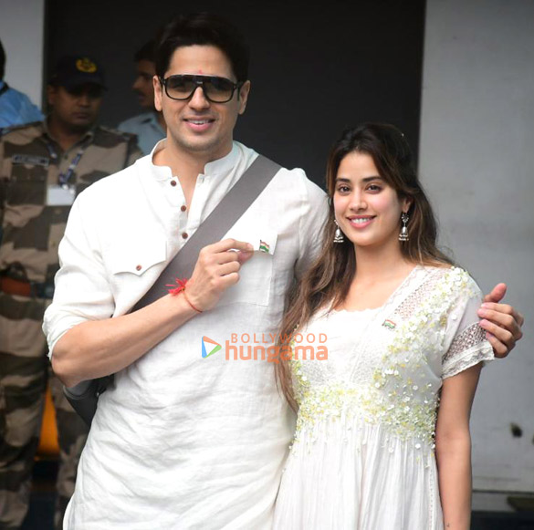 photos sidharth malhotra janhvi kapoor return from tirupati after param sundari promotions 5