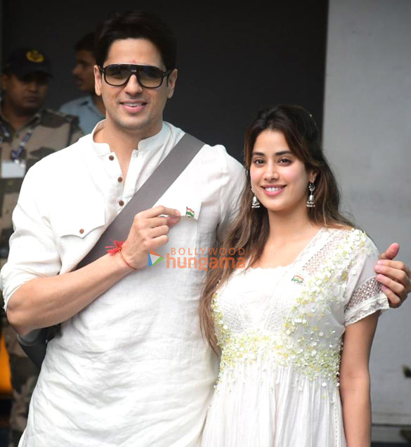 photos sidharth malhotra janhvi kapoor return from tirupati after param sundari promotions 6