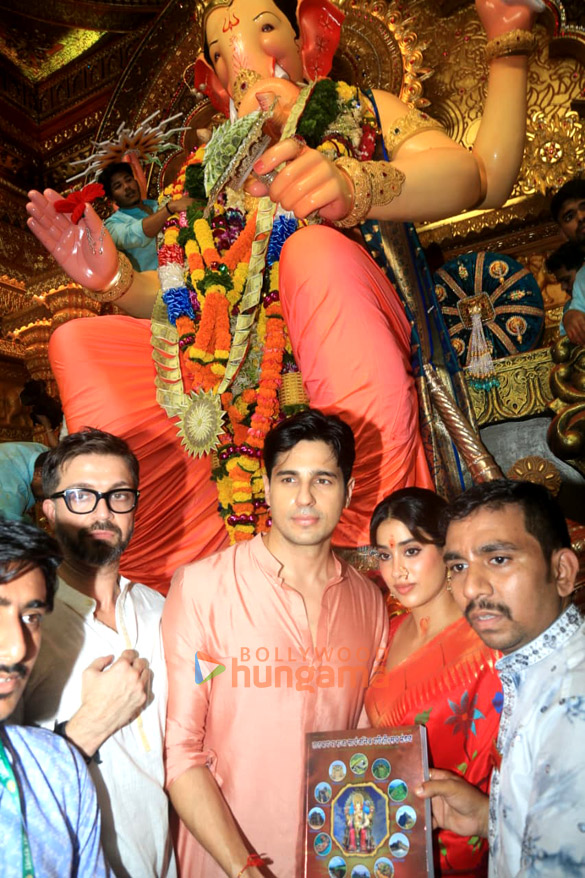photos sidharth malhotra and janhvi kapoor snapped at lalbaugcha raja 1
