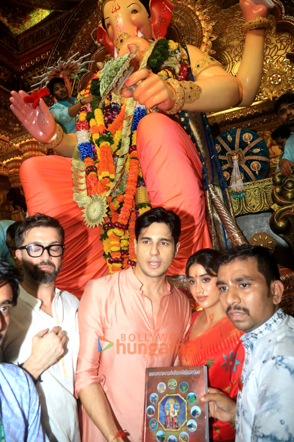 photos sidharth malhotra and janhvi kapoor snapped at lalbaugcha raja 3