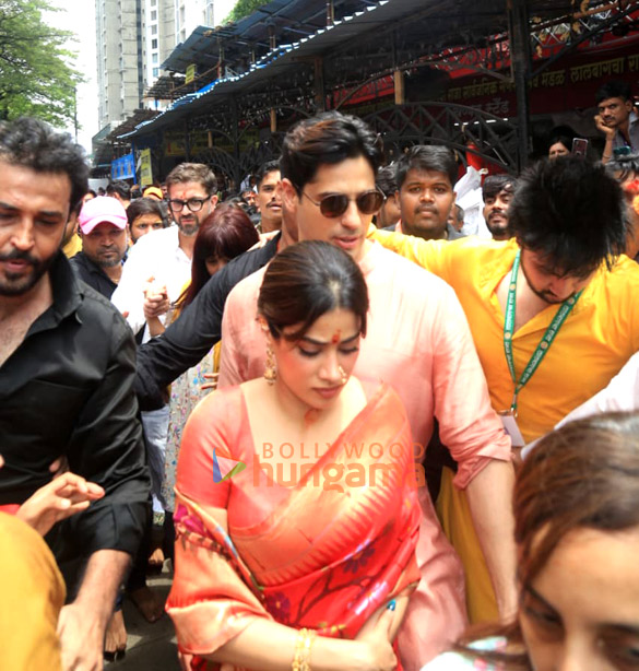 Photos: Sidharth Malhotra and Janhvi Kapoor snapped at Lalbaugcha Raja Photos: Sidharth Malhotra and Janhvi Kapoor snapped at Lalbaugcha Raja