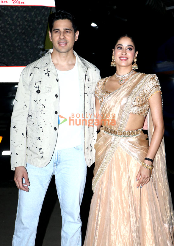 photos sidharth malhotra and janhvi kapoor snapped promoting param sundari on the sets of super dancer 5 1